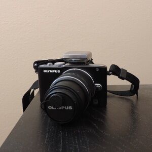 Olympus Pen Lite e-pl3 Camera (plus extra battery and lenses!)